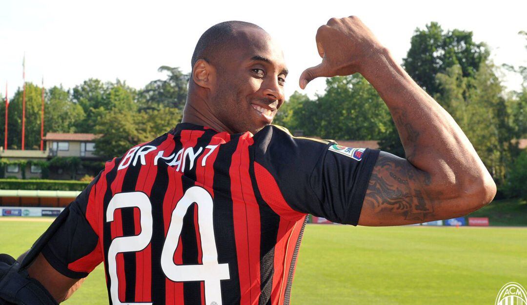 Bryant posando con la camiseta del AC Milan, uno de los equipos del cual era hincha.