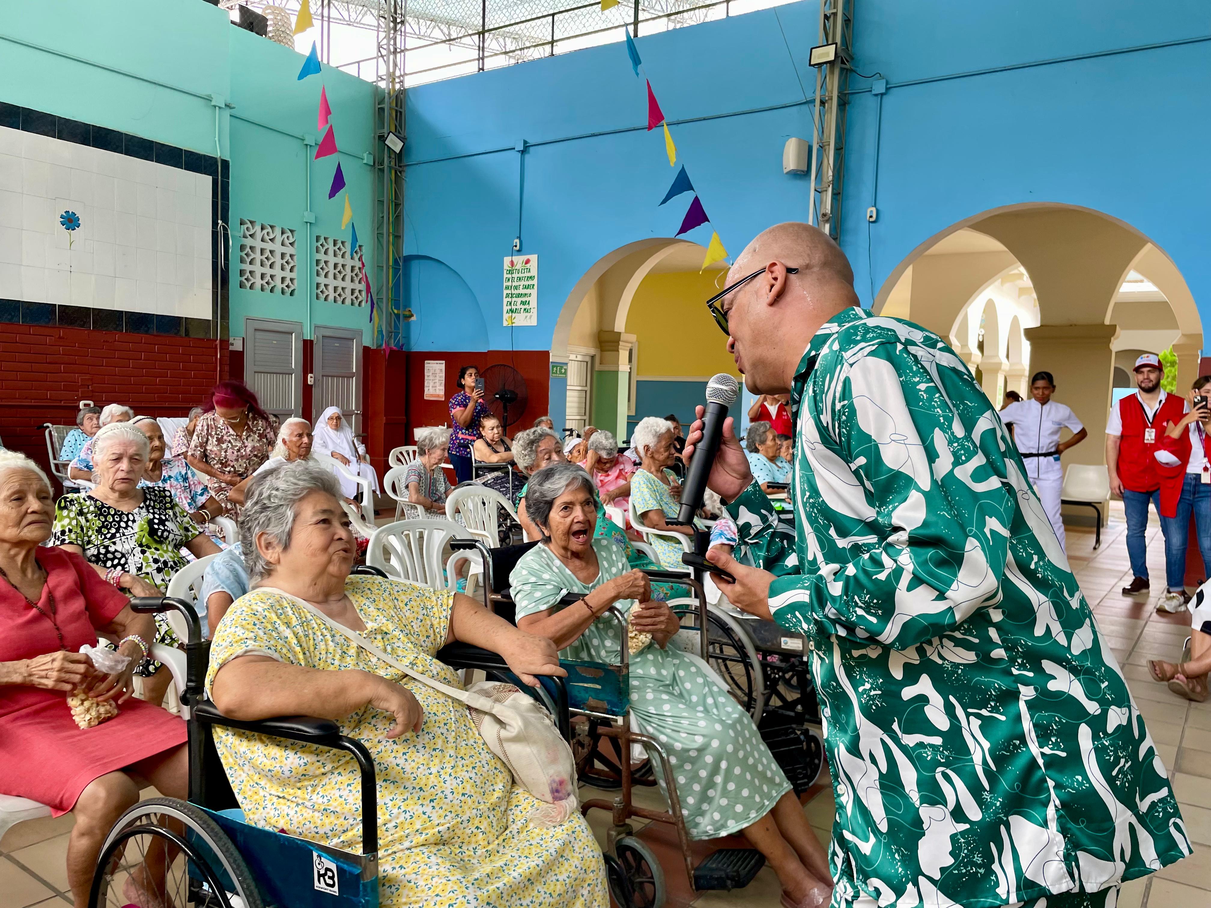 El artista Fausto Chatela hizo vibrar de emoción a todo el asilo San Antonio con boleros y canciones del inolvidable Joe Arroyo.