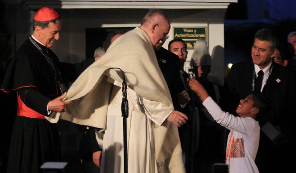 El niño Bryan Fernández se encargó de ponerle la ruana al sumo Pontífice en el acto de Bienvenida de los jóvenes en la Nunciatura Apostólica de Bogotá.