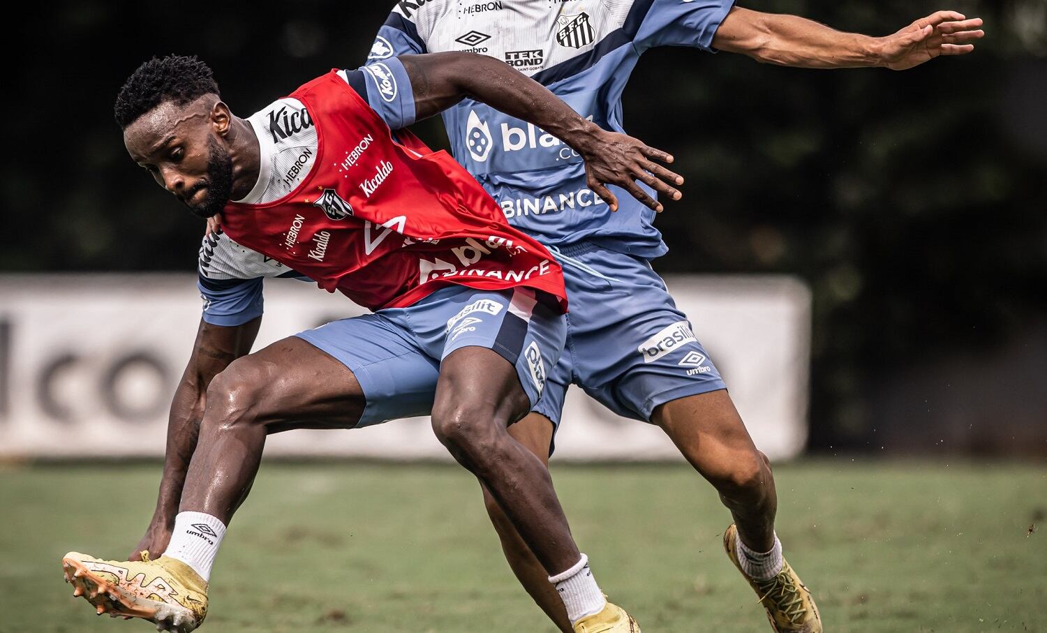 Stiven Mendoza en entrenamiento con el Santos de Brasil / SantosFC