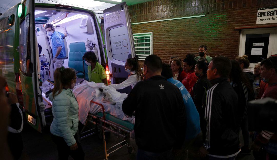 Paramédicos atienden a los afectados por consumir cocaína. 