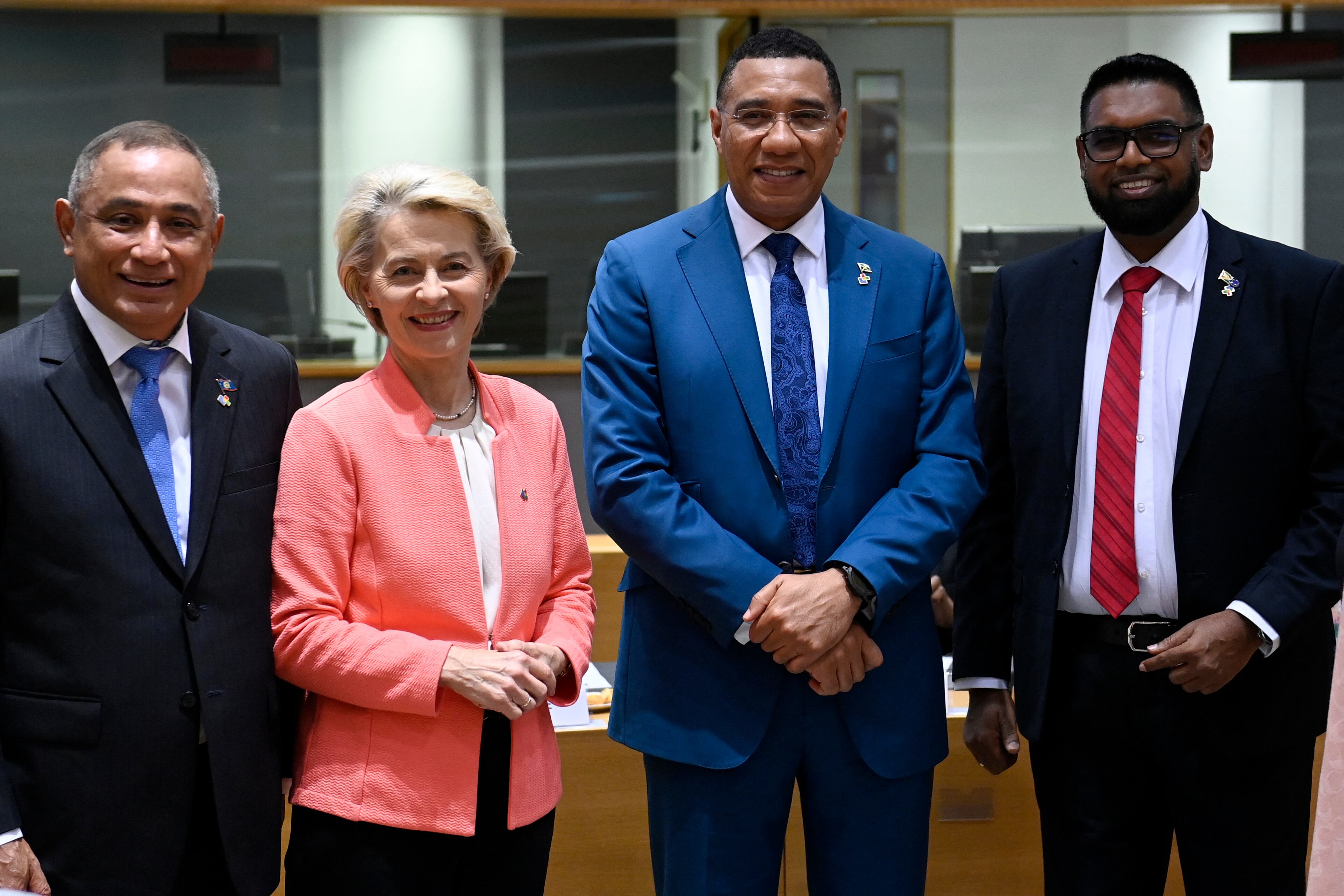 De izquierda a derecha: Johnny Briceño (primer ministro de Bélice), Ursula von der Leyen -(presidenta de la COmisión Europea), Andrew Holness (primer ministro de Jamaica) e Irfaan Ali (presidente de Guyana). 
(Foto:    JEAN-CHRISTOPHE VERHAEGEN/AFP via Getty Images)