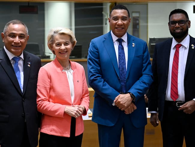 De izquierda a derecha: Johnny Briceño (primer ministro de Bélice), Ursula von der Leyen -(presidenta de la COmisión Europea), Andrew Holness (primer ministro de Jamaica) e Irfaan Ali (presidente de Guyana). 
(Foto:    JEAN-CHRISTOPHE VERHAEGEN/AFP via Getty Images)