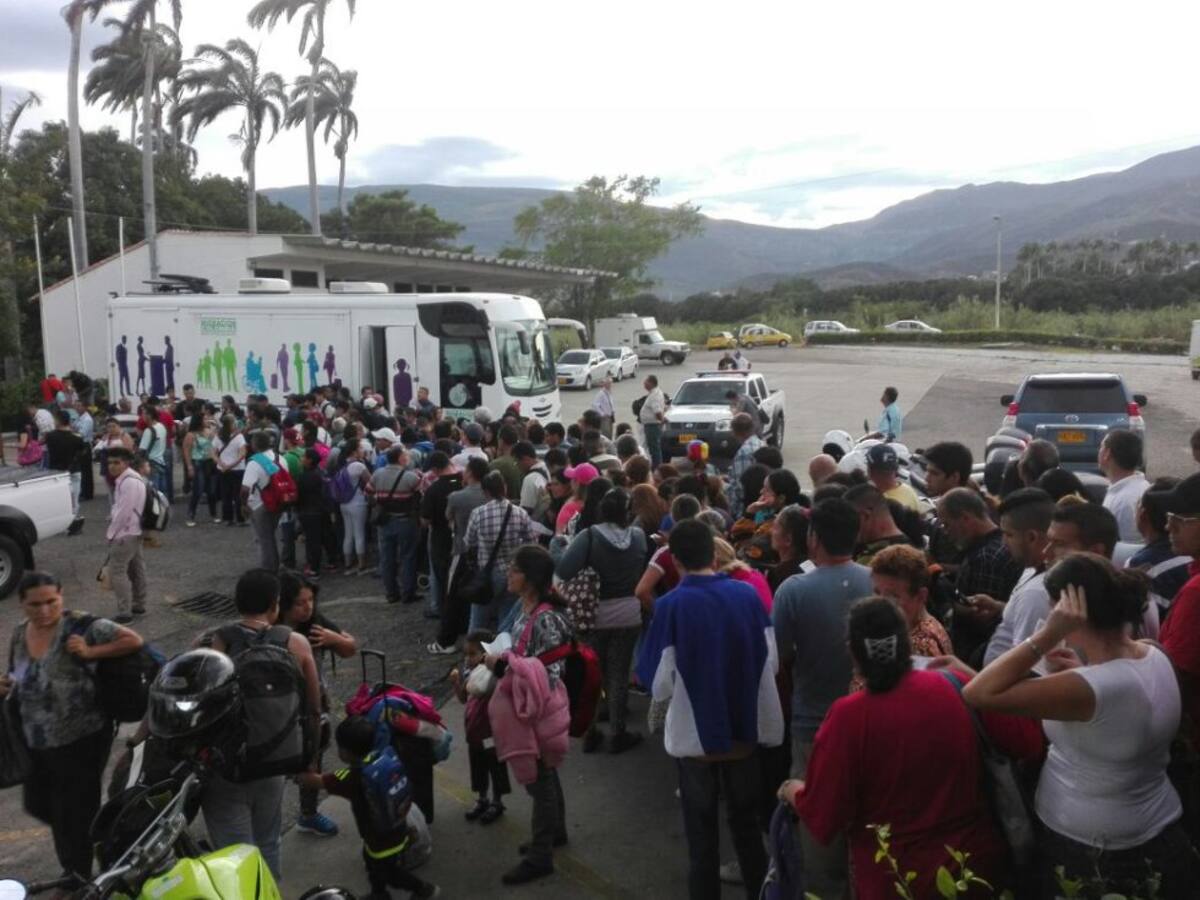 Bajo estrictas medidas de seguridad del lado colombiano, militares y policías, se apostaron en el corregimiento de La Parada para acompañar el proceso de salida e ingreso de los colombianos y venezolanos que empezaron a moverse hoy por el eje limítrofe.