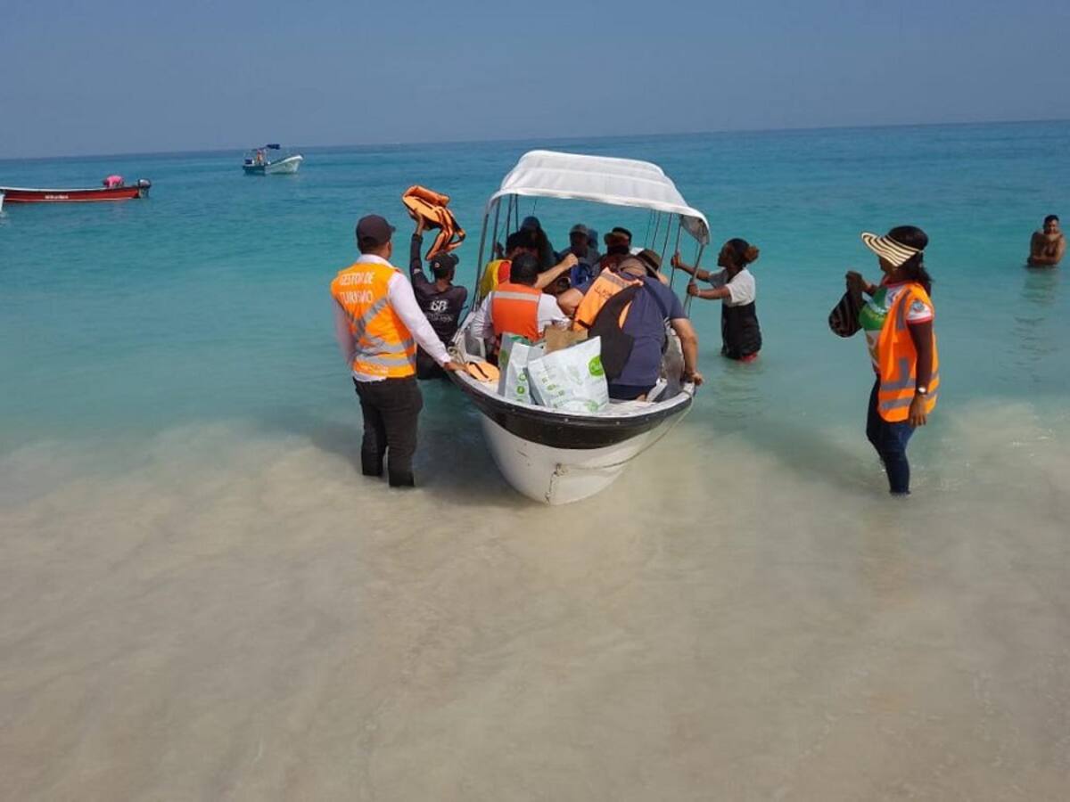 Brigadistas apoyan trabajo de salvavidas y autoridades en Playa Blanca, Barú