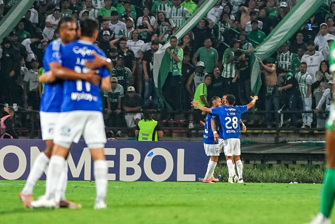 Los jugadores de Millonarios celebran un gol ante Nacional en el estadio Atanasio Girardot / Colprensa.