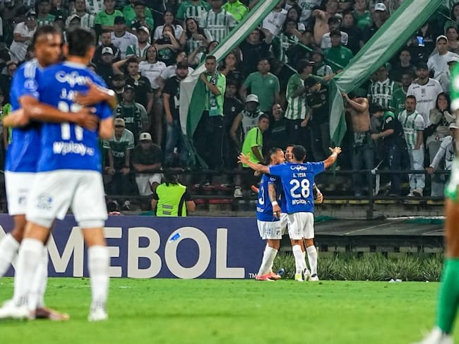 Los jugadores de Millonarios celebran un gol ante Nacional en el estadio Atanasio Girardot / Colprensa.