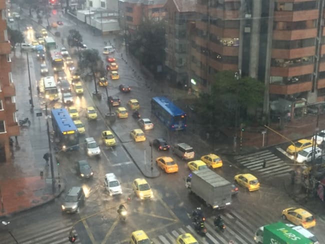 Inundaciones, caída de árboles y semáforos fuera de servicio por lluvia en Bogotá