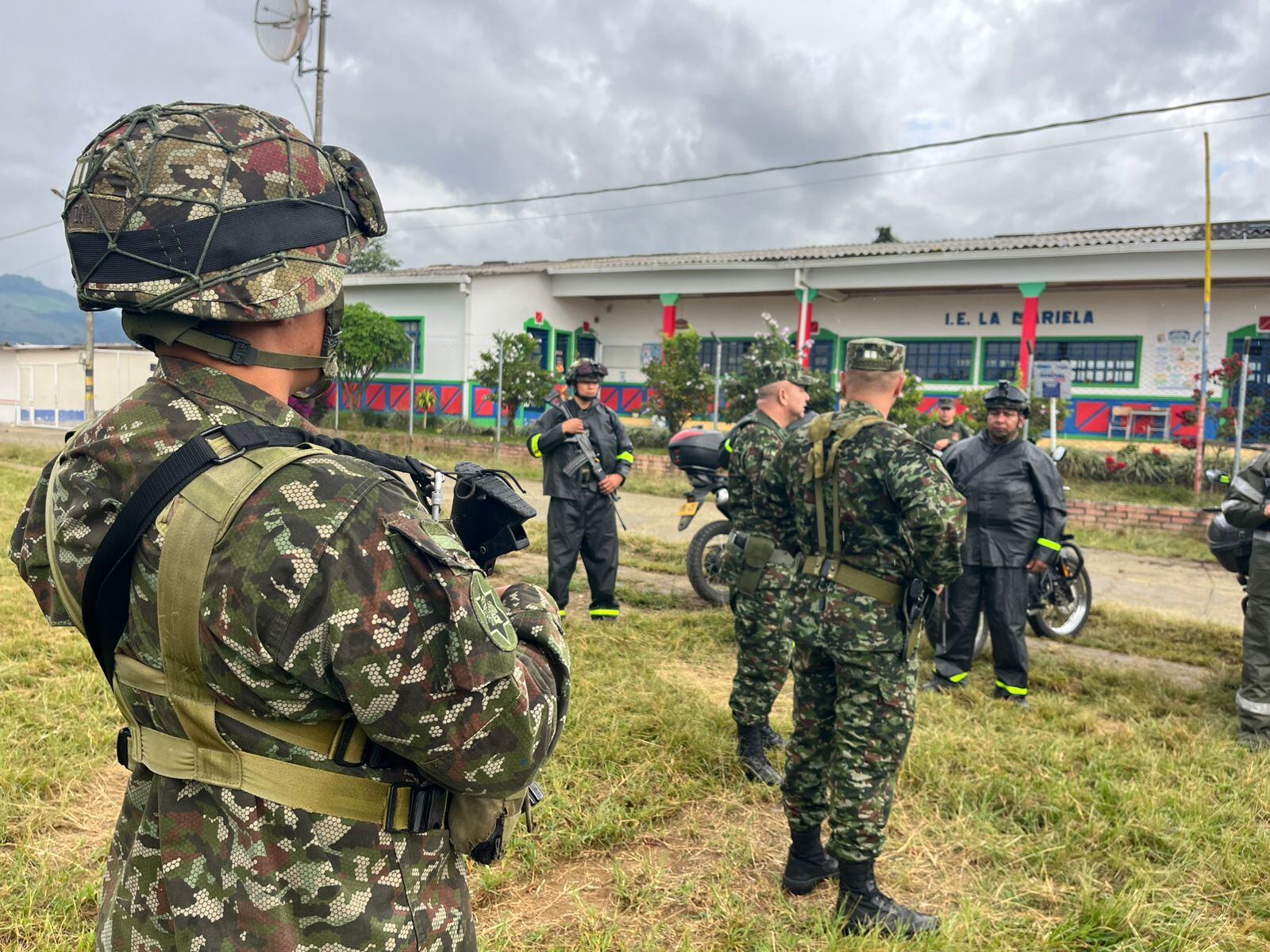 En las zonas rurales el ejército desplegado para la segunda vuelta presidencial en el eje cafetero. Foto: Cortesía Octava Brigada del Ejército