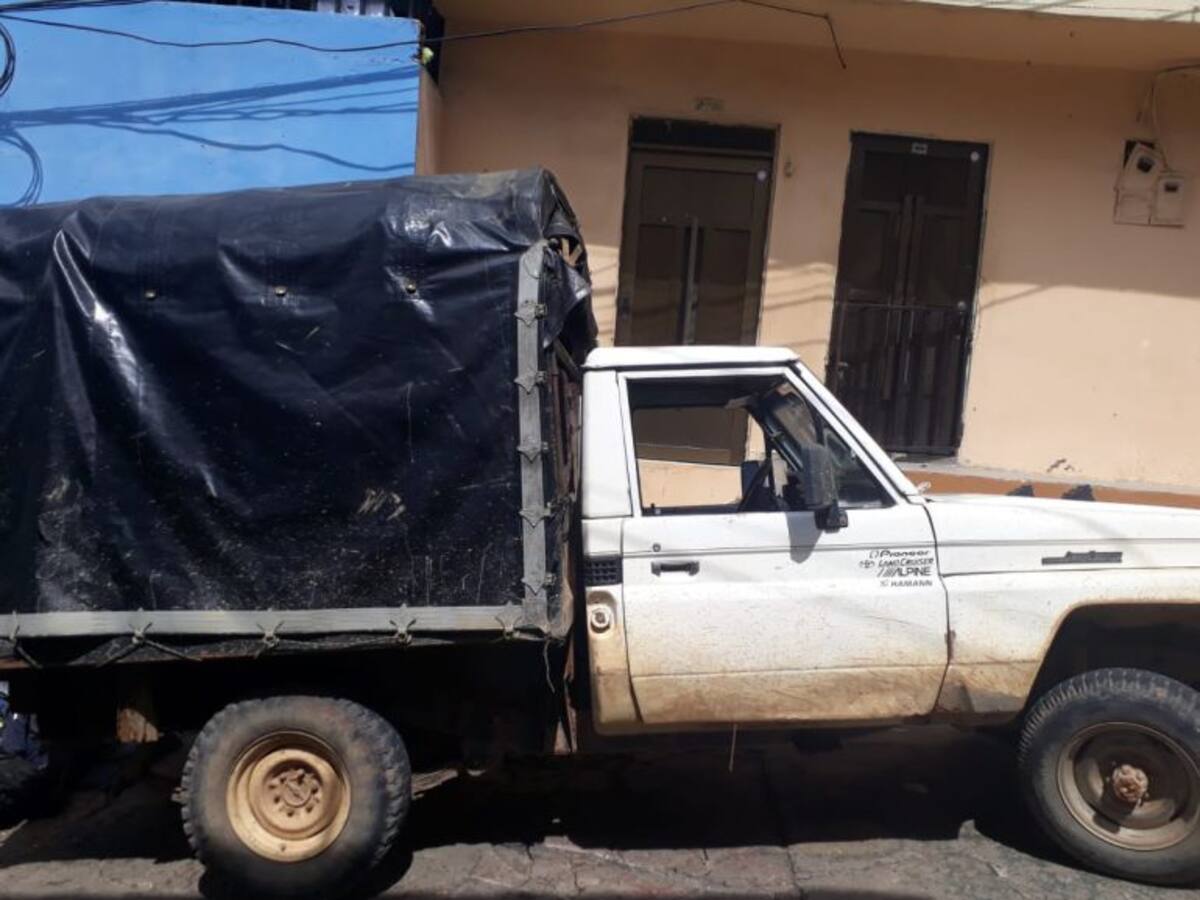 Un vehículo que transportaba niños fue atacado a tiros, una mujer murió