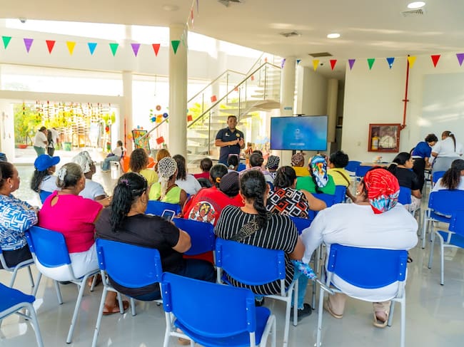 Socialización con matronas y portadores de saberes. // Alcaldía de Cartagena