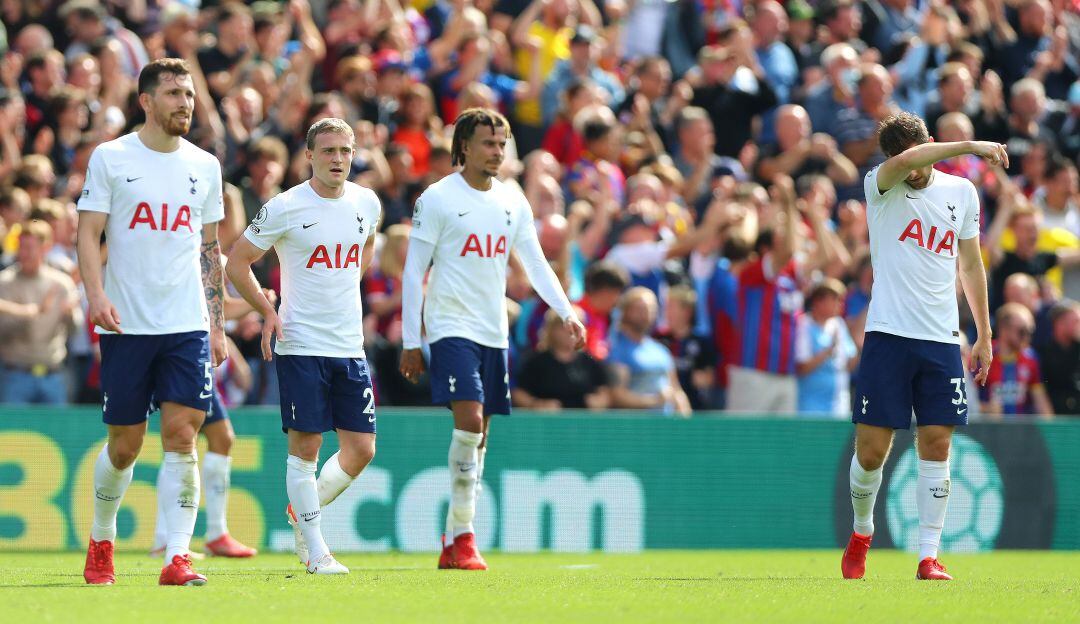 Los jugadores del Tottenham se lamentan tras la goleada ante el Crystal Palace.