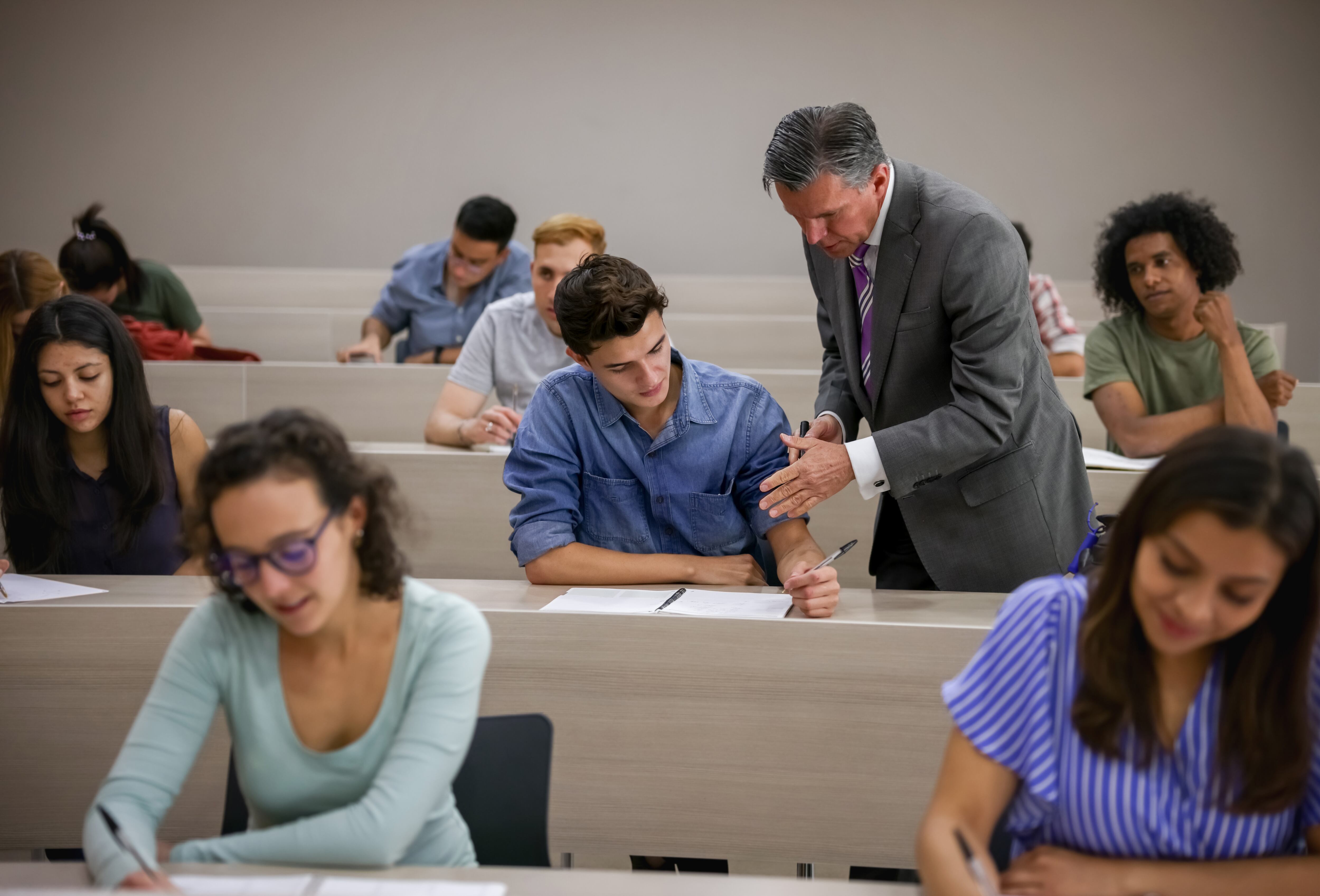 Profesor de universidad explicándole un tema a un estudiante (Foto vía GettyImages)