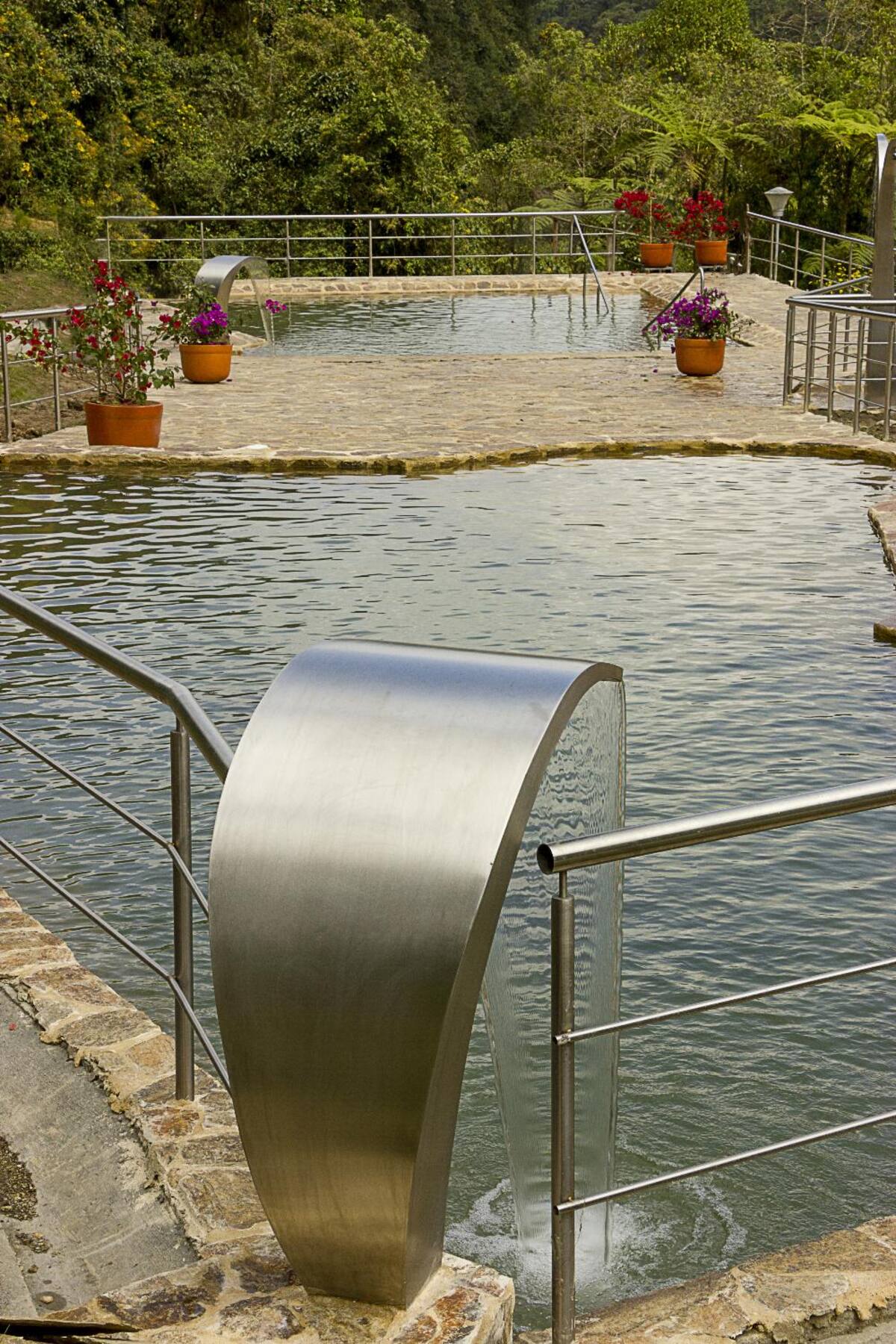 En estas piscinas termales, ubicadas en Santa Rosa de Cabal, se sentirá el placer del calor y las sales naturales; más que entretenimiento proporciona salud y bienestar.