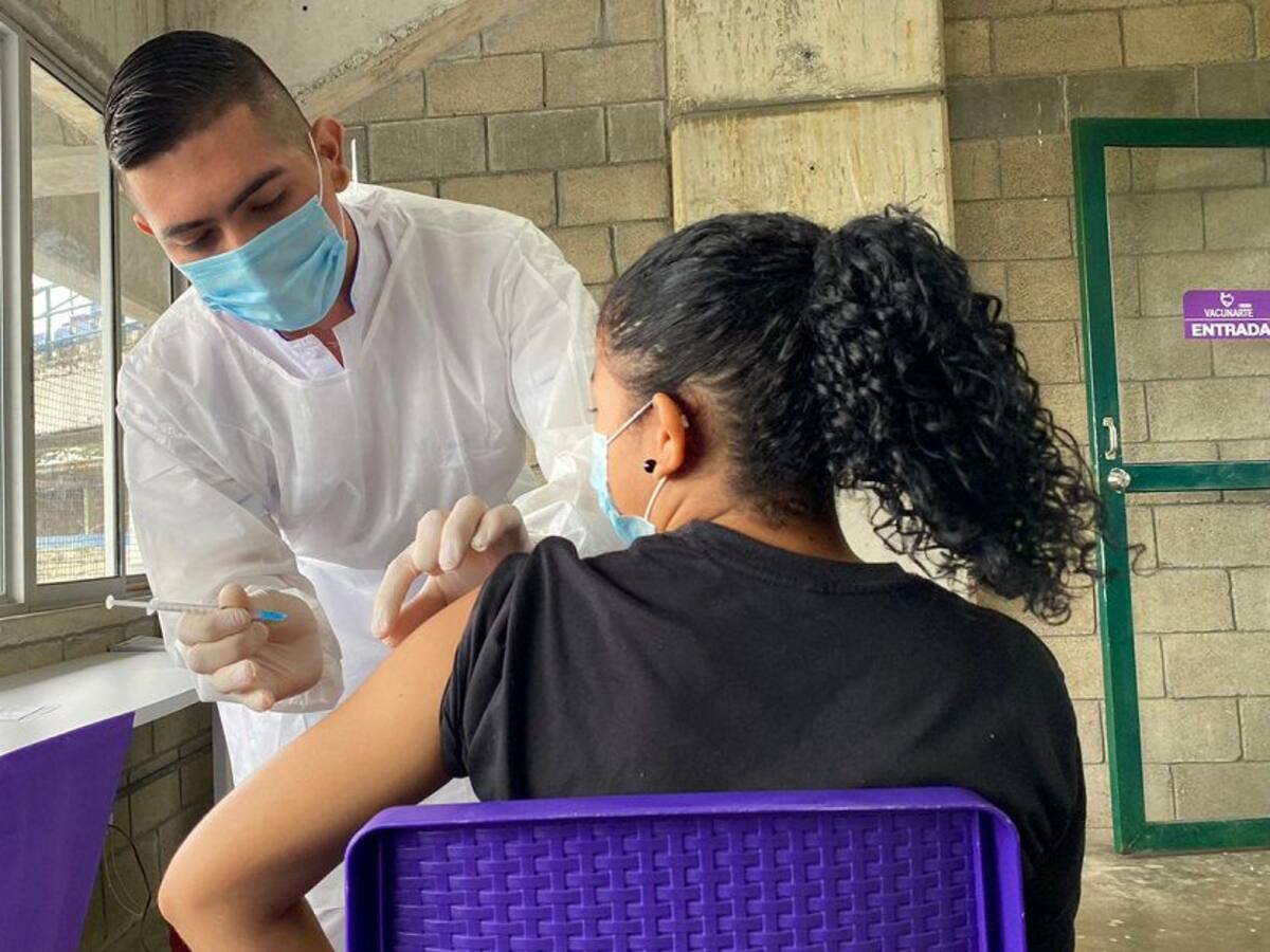 Vacunación durante 12 horas continuas en el estadio 18 de Junio de Montería