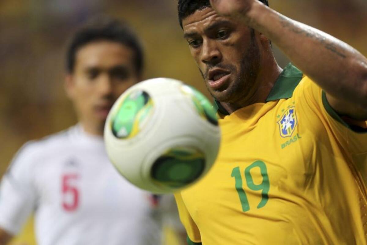 Hulk disputa el balón con Nagatomo.