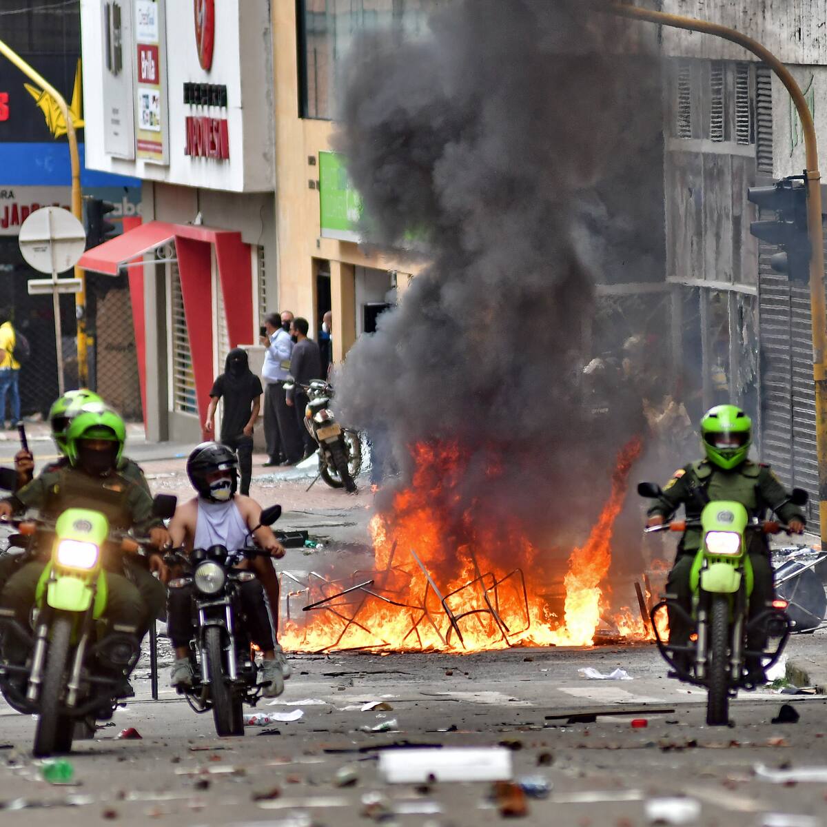 Congresistas piden ‘medidas urgentes’ tras denuncia de tráfico de armas en Ejército