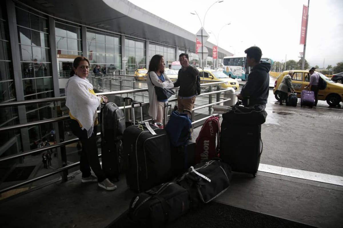 “Las condiciones climáticas en el aeropuerto El Dorado de Bogotá son difíciles porque hay lluvia, hay una reducción de la visibilidad lo cual nos obligó a reducir la capacidad de las operaciones con el único objetivo de garantizar la seguridad aérea”, subrayó.