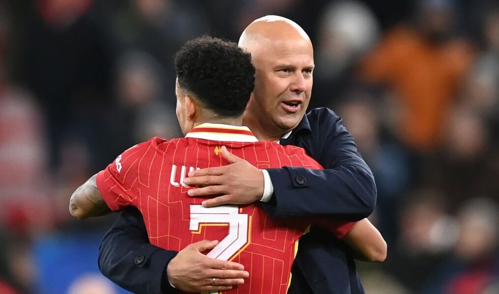 Luis Díaz y Arne Slot / Getty Images