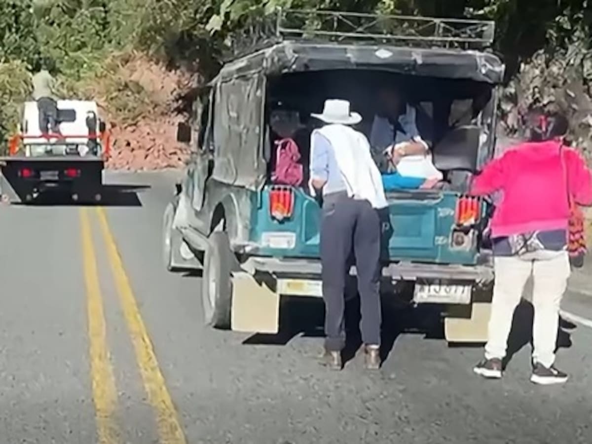 Habilitan paso controlado en la vía del Alto de Letras tras derrumbe por el terremoto