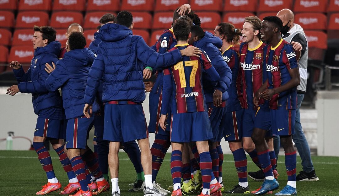Los jugadores del Barcelona festejan la victoria 3-0 sobre el Sevilla.