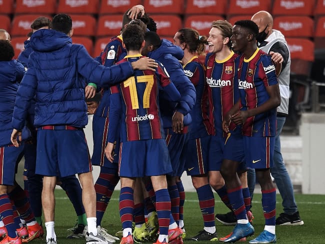 Los jugadores del Barcelona festejan la victoria 3-0 sobre el Sevilla.