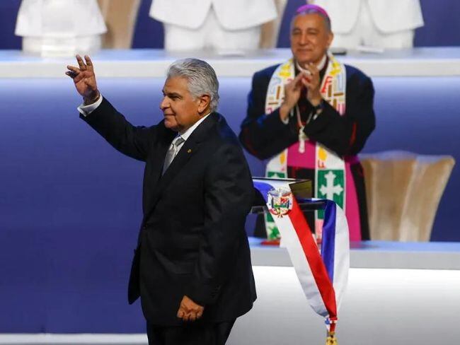 El presidente de Panamá, José Raúl Mulino, saluda durante su investidura este lunes, en la Ciudad de Panamá (Panamá). EFE/ Bienvenido Velasco