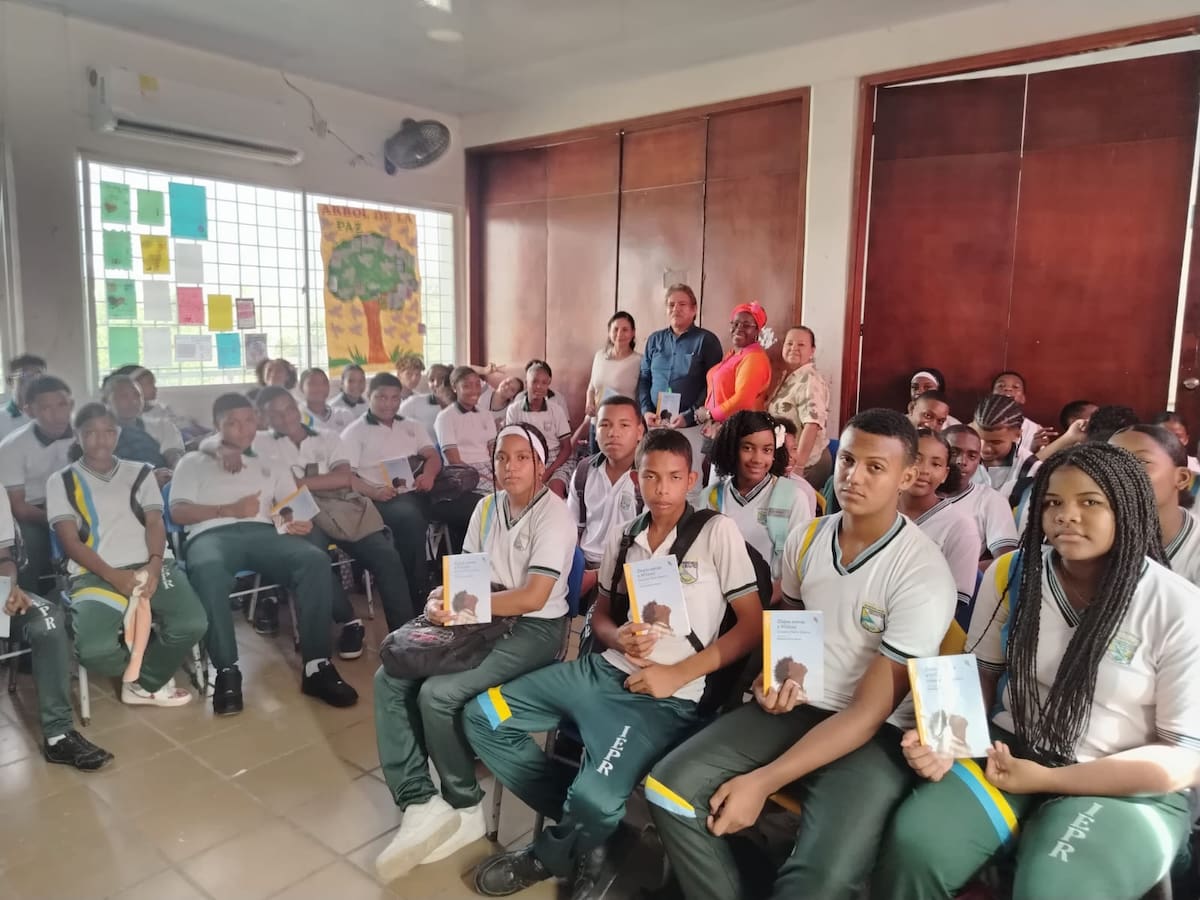 La paz se cuenta en las aulas: Gustavo Tatis llevó su literatura a Puerto Rey