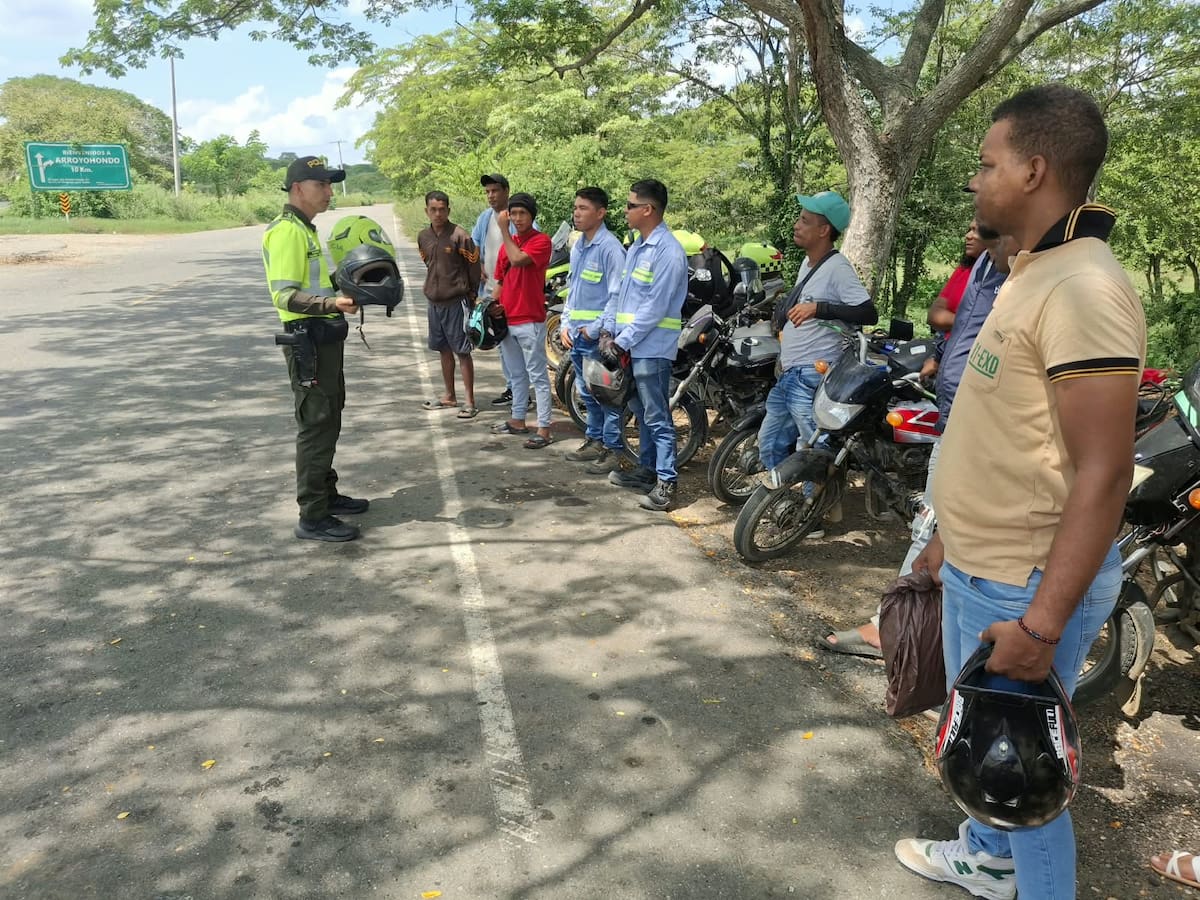Policía de Bolívar sensibiliza a motociclistas con campaña ‘No más excusas en la vía’