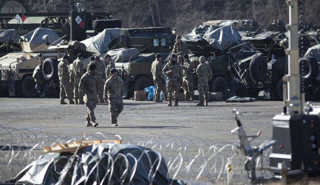 Ucrania implanta ley marcial en su territorio. 