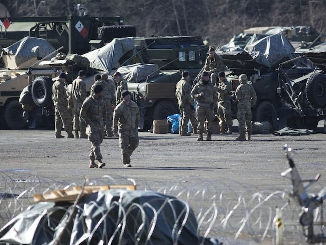 Ucrania implanta ley marcial en su territorio. 