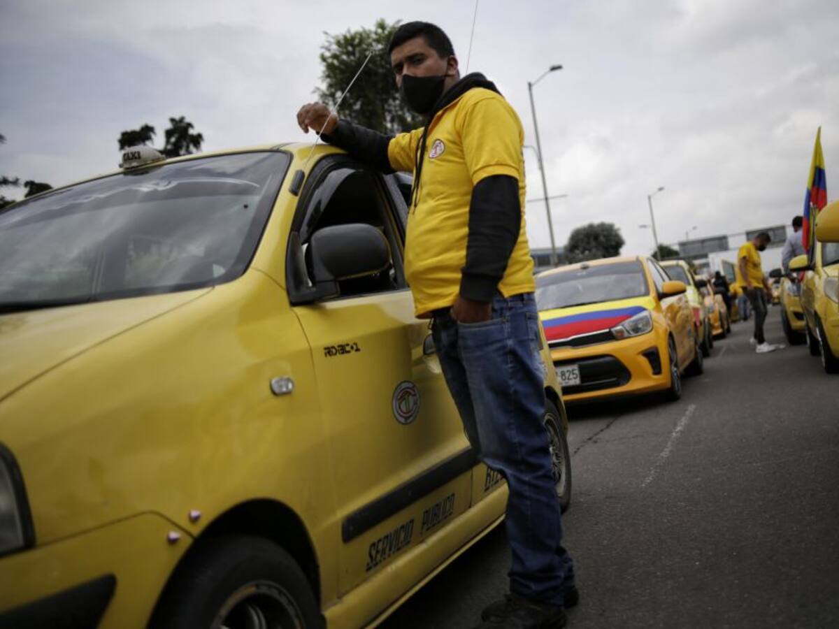 Taxistas inconformes con proyecto que aumenta a $4.200 la mínima en Bogotá