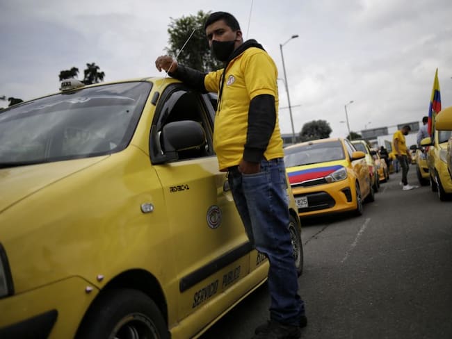 Taxistas inconformes con proyecto que aumenta a $4.200 la mínima en Bogotá