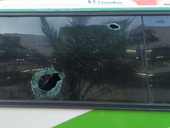 Bus de Atlético Nacional es atacado con piedras en Barrancabermeja