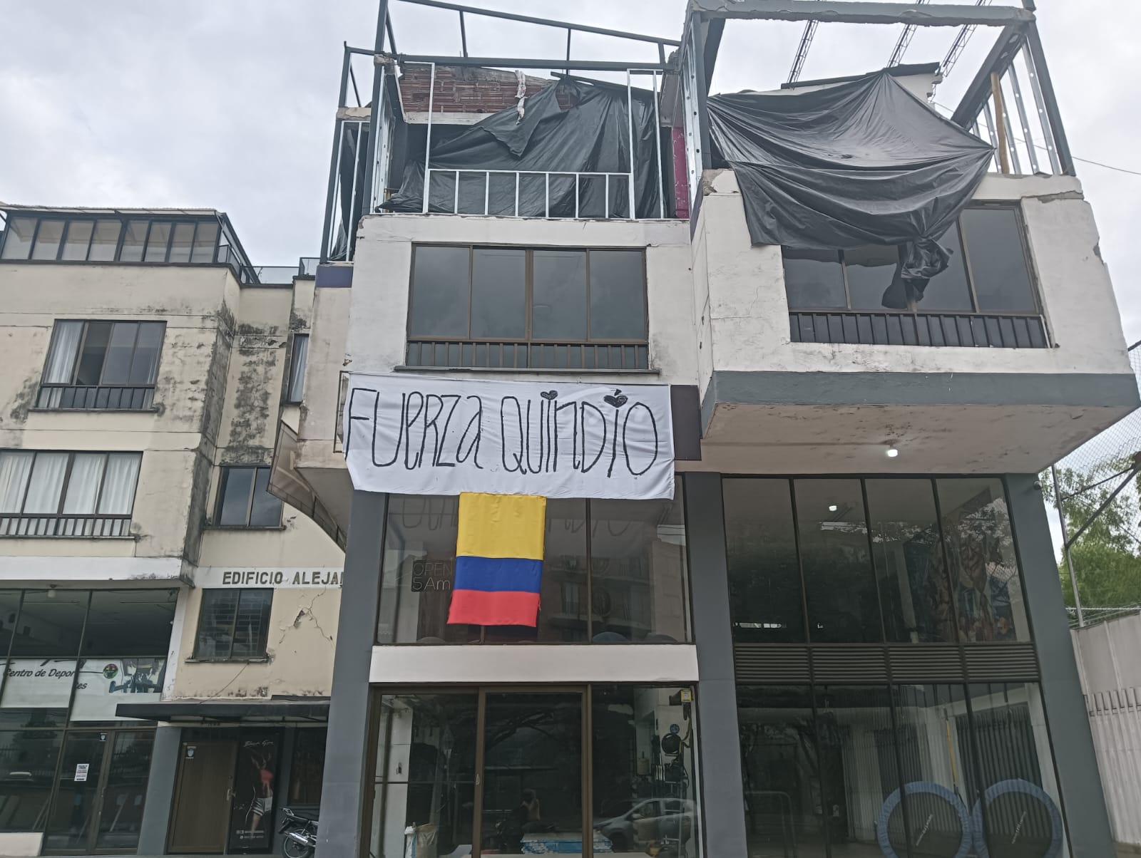 Dueños del edificio donde funcionaba el gimnasio Black Gym ubicado en la carrera 19 #9norte 68 al lado del colegio Inem en Armenia y este mensaje de esperanza. Foto: Adrián Trejos