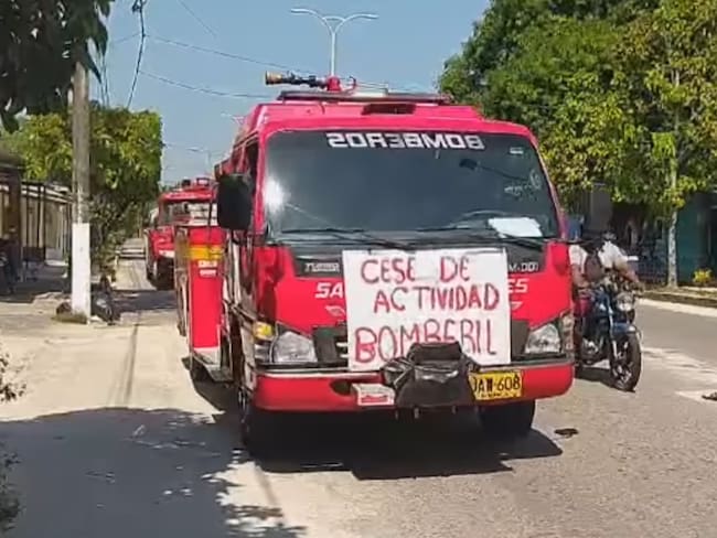 En plena ola de calor bomberos en Sabana de Torres protestan por falta de recursos