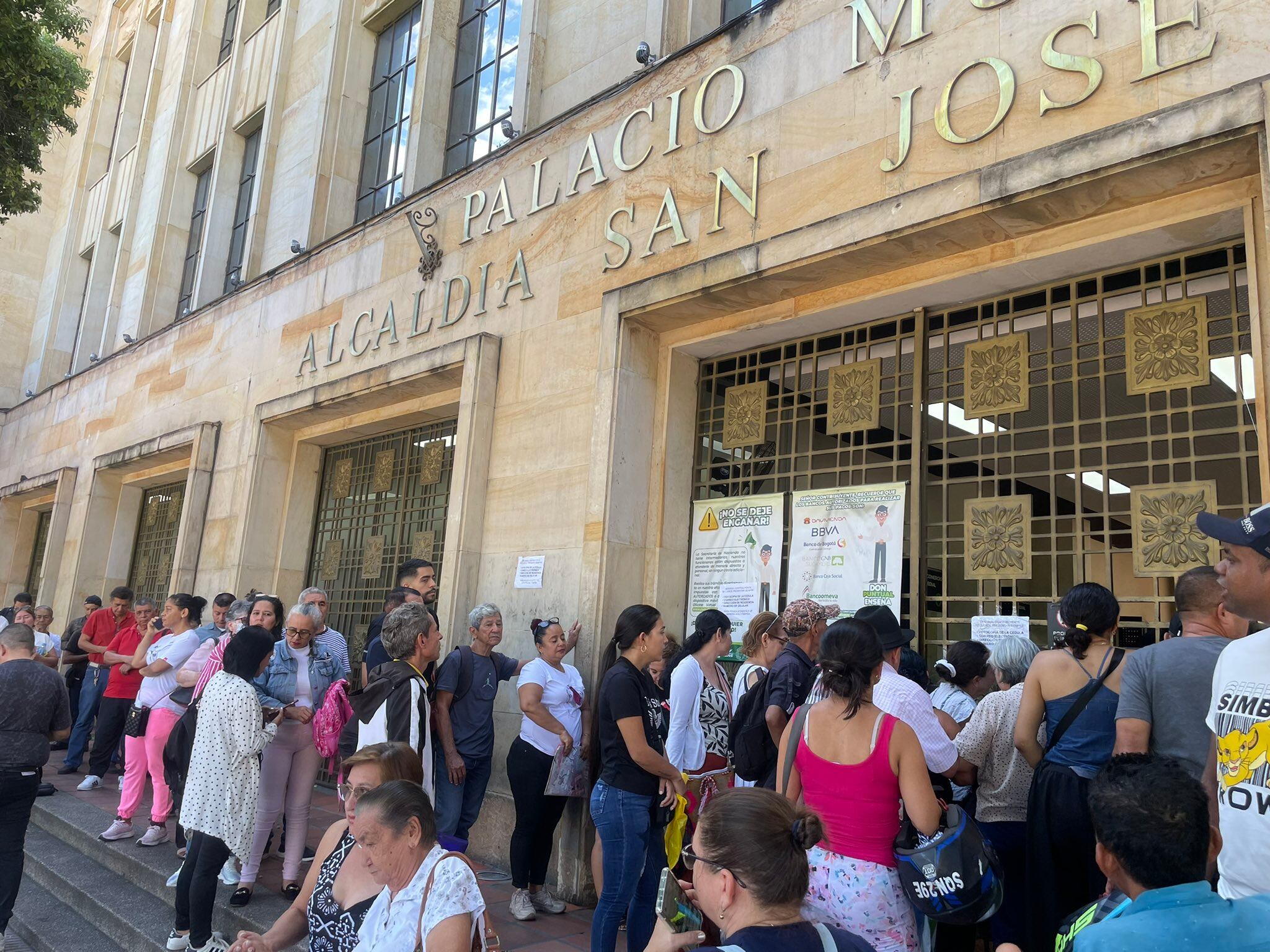 Largas filas para el pago de impuestos en Cúcuta / Foto: Caracol Radio