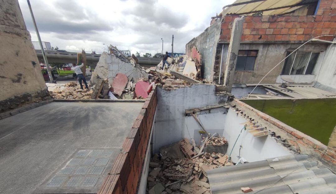 Muro de un predio para el metro cayó sobre una vivienda