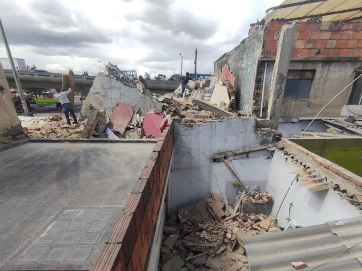 Video: Muro de un predio para el metro cayó sobre una vivienda