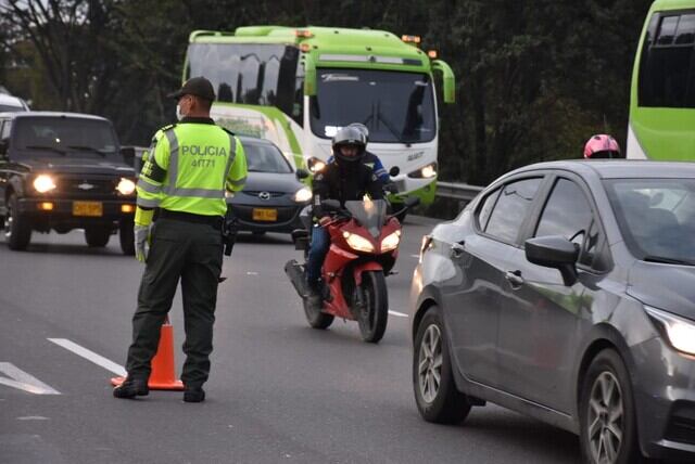 Policía en vía de Cundinamarca / Foto: Colprensa
