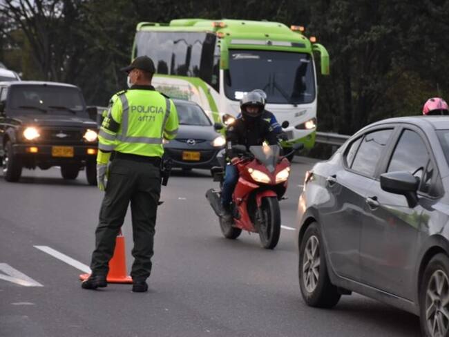 Policía en vía de Cundinamarca / Foto: Colprensa