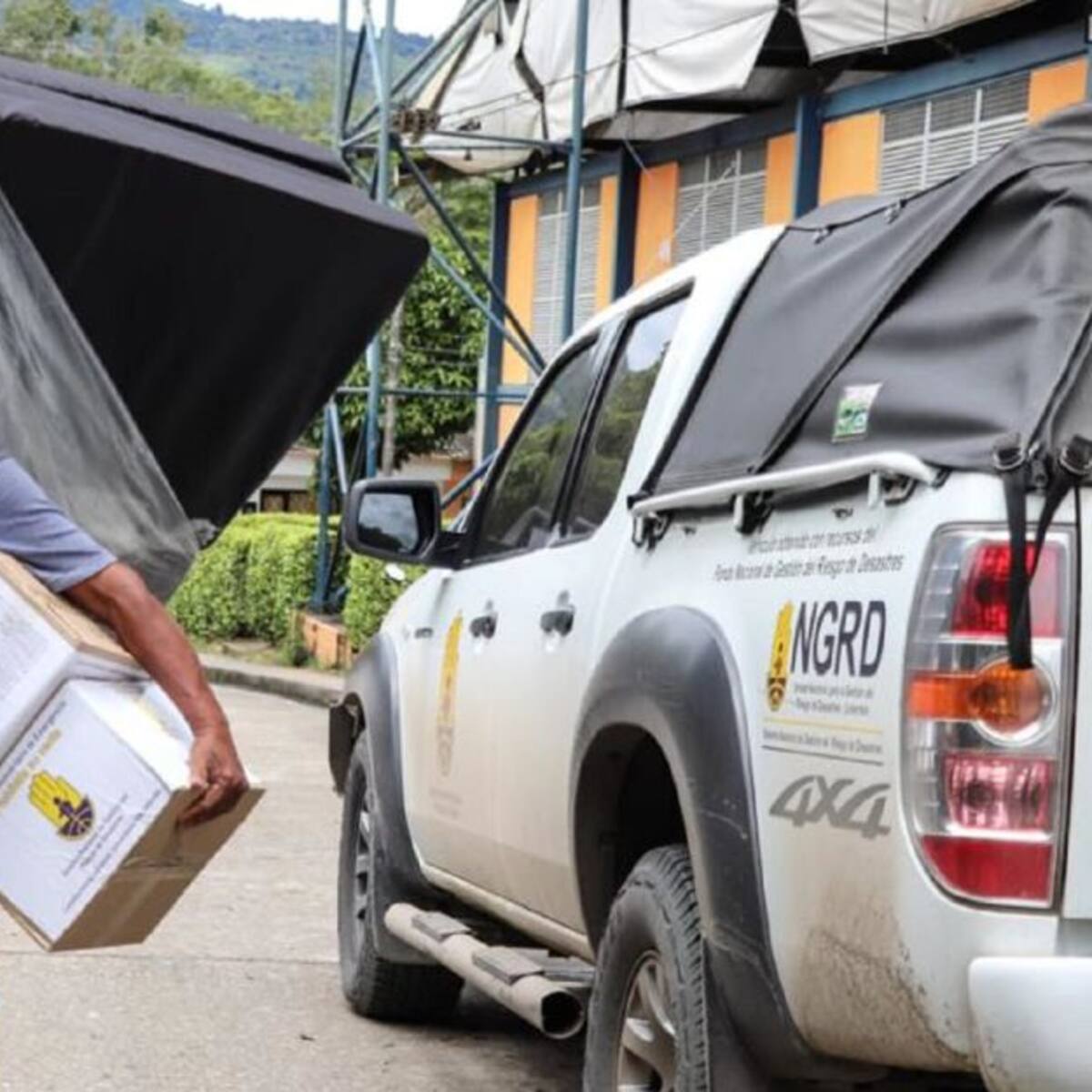 Familias damnificadas por ola invernal reciben ayudas en el Huila