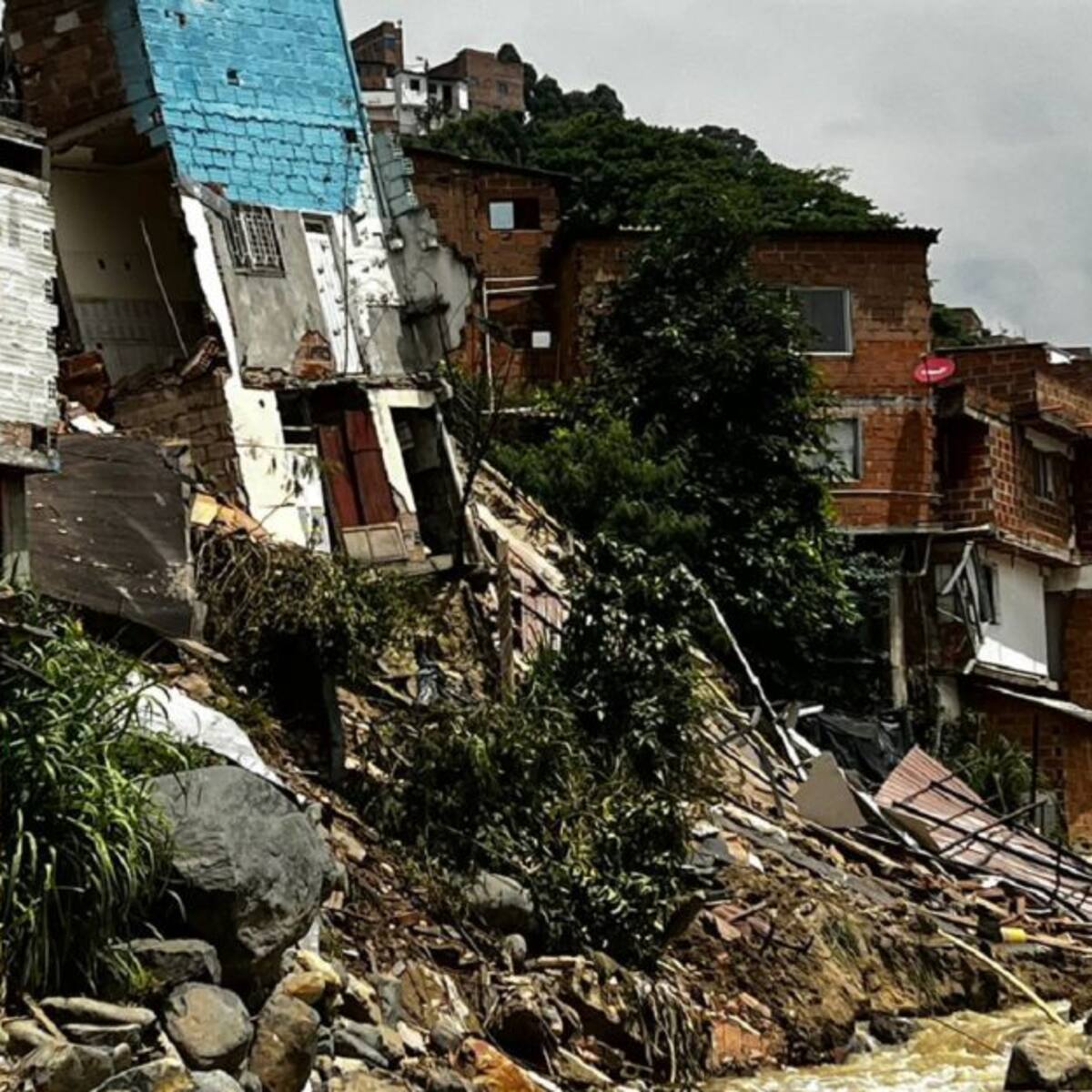 En Medellín cuatro casas colapsaron por socavación de quebrada La Iguaná