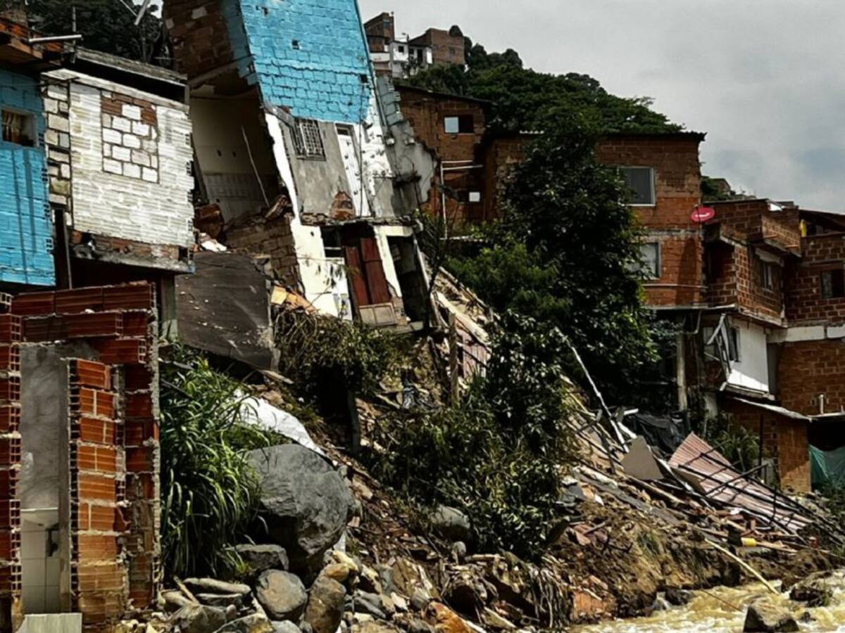 En Medellín cuatro casas colapsaron por socavación de quebrada La Iguaná