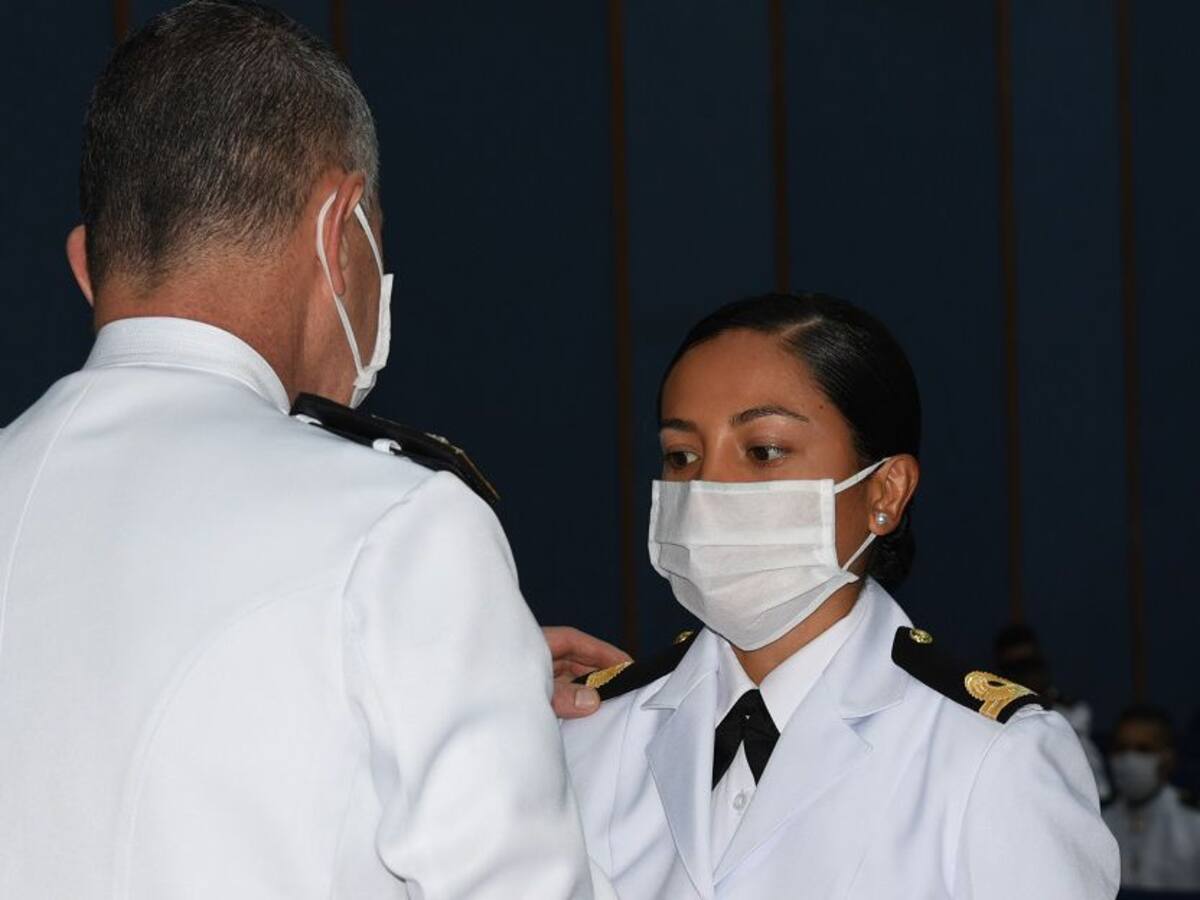 Jóvenes profesionales se escalafonaron como tenientes de corbeta