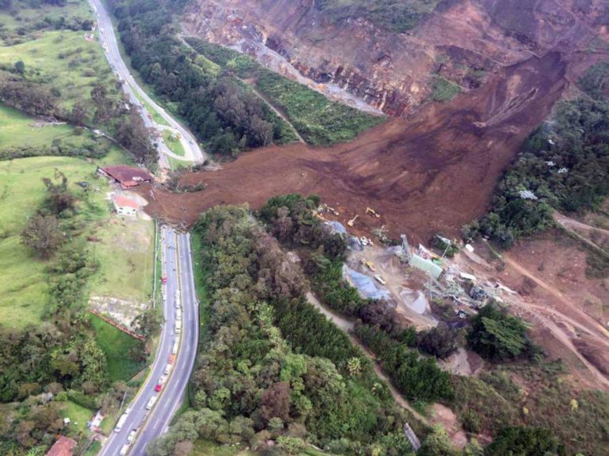Con recuperación de 4 cuerpos, concluyó rescate en la vía Medellín-Bogotá