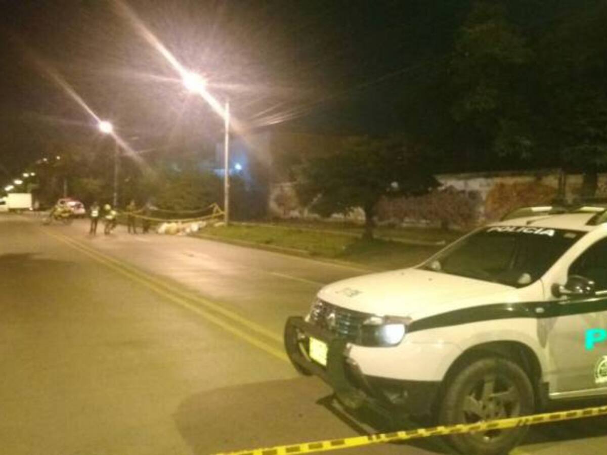 Encuentran cuerpo de hombre envuelto en colchón y amarrado con cables
