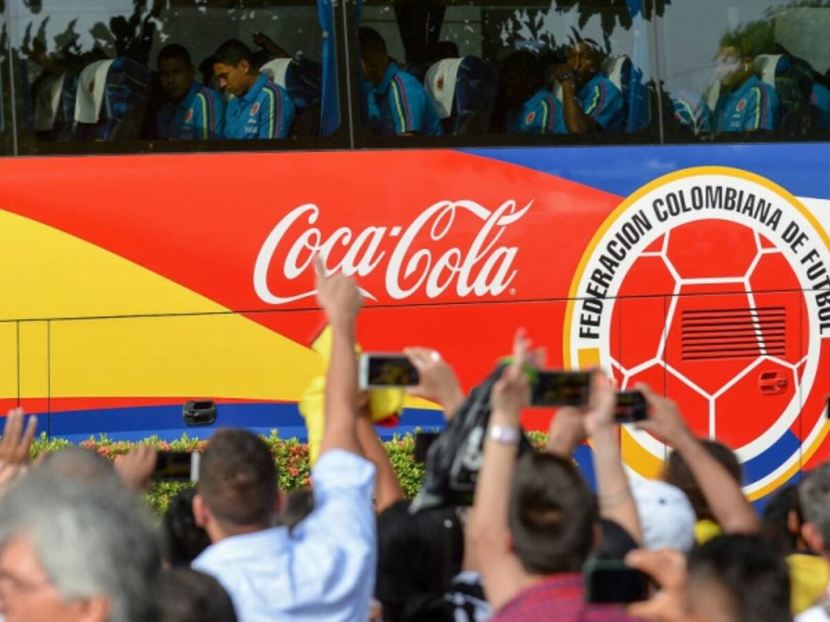 En gran número afición colombiana recibió a la Selección en Lima