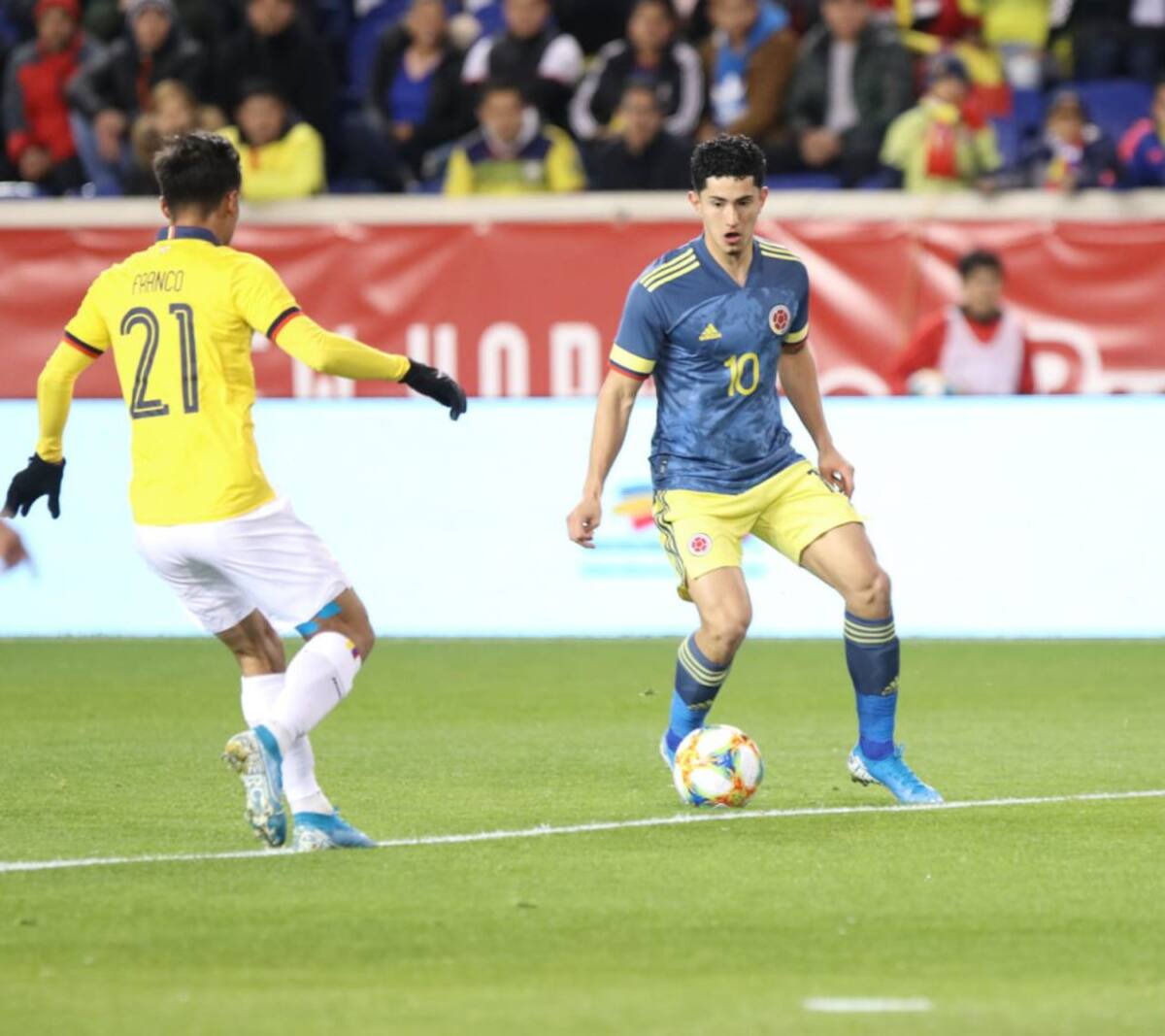 Steven Alzate, jugador del Brighton Albion de la Premier League fue titular y jugó los 90 minutos ante Ecuador en la fecha FIFA de soviembre portando el número 10 en su espalda. También jugó 16 minutos en el partido ante Perú.
