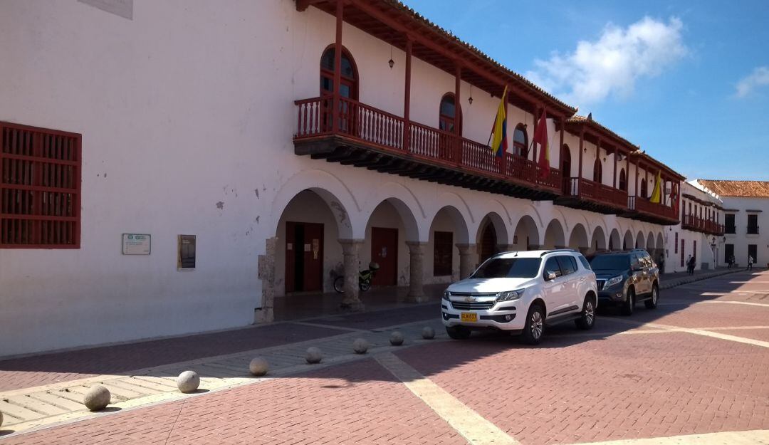 Los concejales explicaron el proyecto pretende reglamentar las facultades de los cabildantes sobre este tipo de contratos